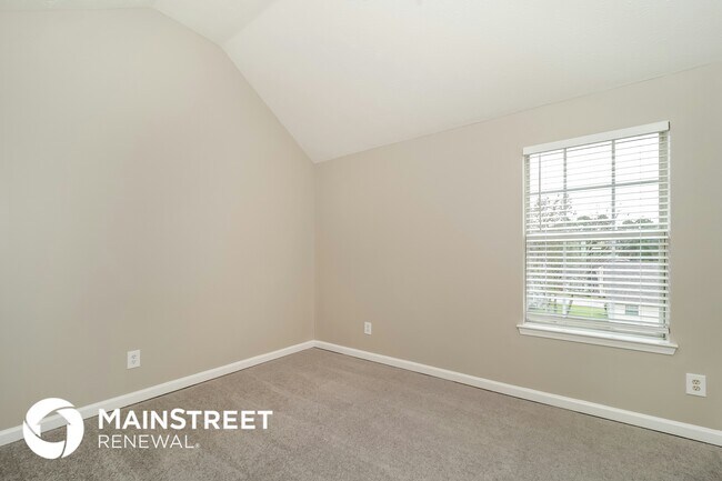Building Photo - 2560 S Hills