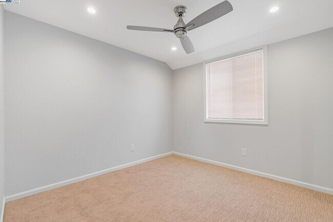 Building Photo - 390 Grovewood Loop N
