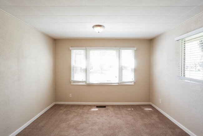 Building Photo - 3 bed 2 bath in Noblesville with fenced in...