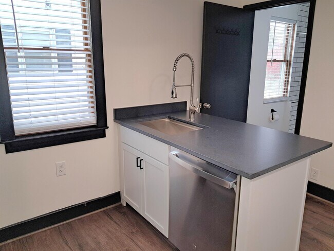 Building Photo - 42 Bowery St