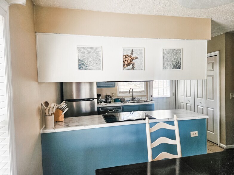 Enjoy our beachy vibe! - 2127 Winter Moss Ln
