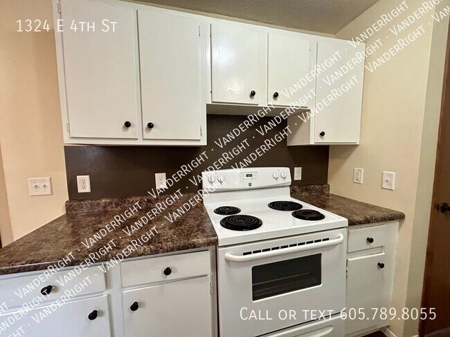 Building Photo - 1324 E 4th St