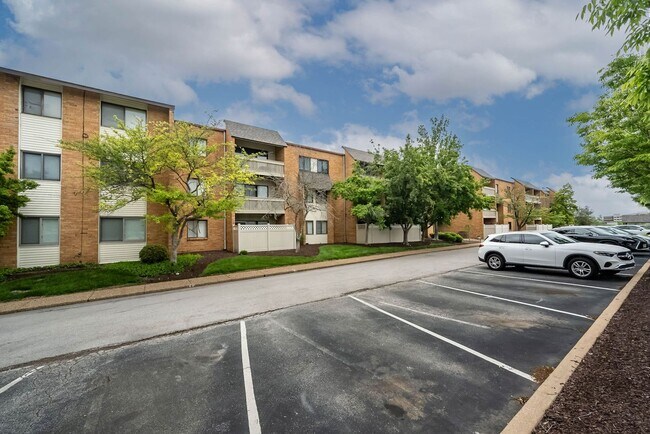 Building Photo - Two Bedroom, 2 Bath Creve Coeur Condo