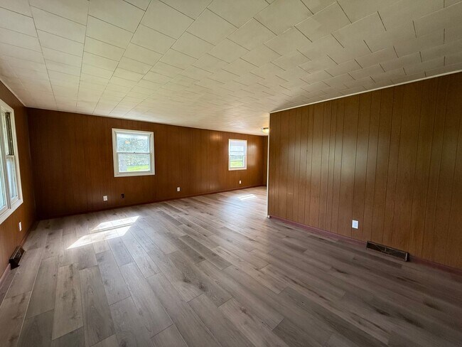 Building Photo - Three Bedroom Bellefonte Ranch