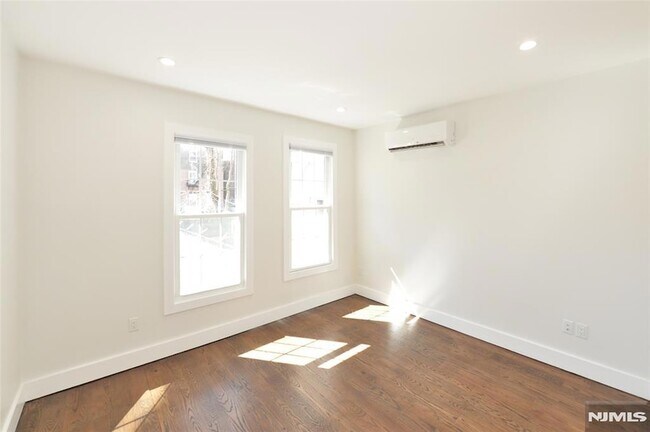 Building Photo - 203 3rd St