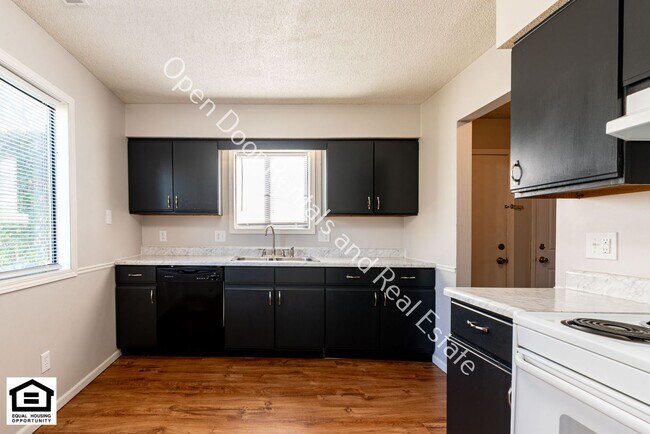 Building Photo - 4934-4936 Vermont Ln