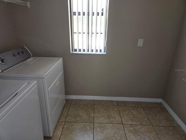 Building Photo - 1250 Clove Dr