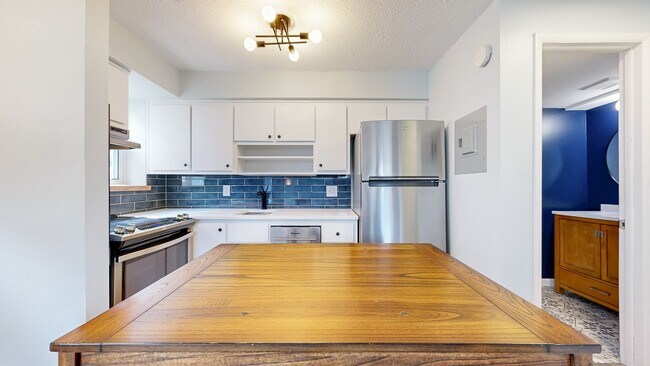 Building Photo - Adorable 2bd/1.5bth Townhome w/1 reserved parking space