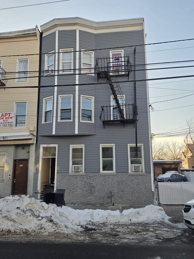 Building Photo - 107 Highland Ave