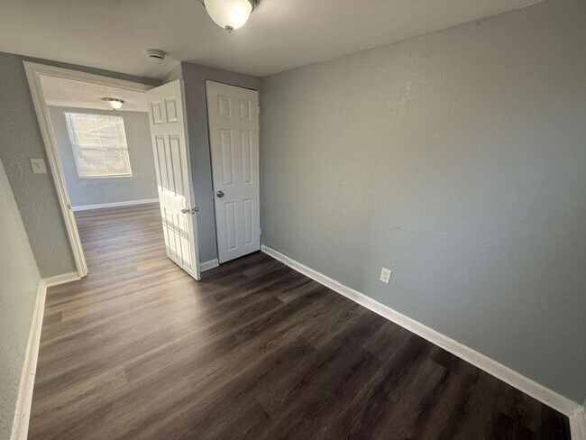 Building Photo - Cozy 3/1 House | Apply for FREE This Holiday Season!