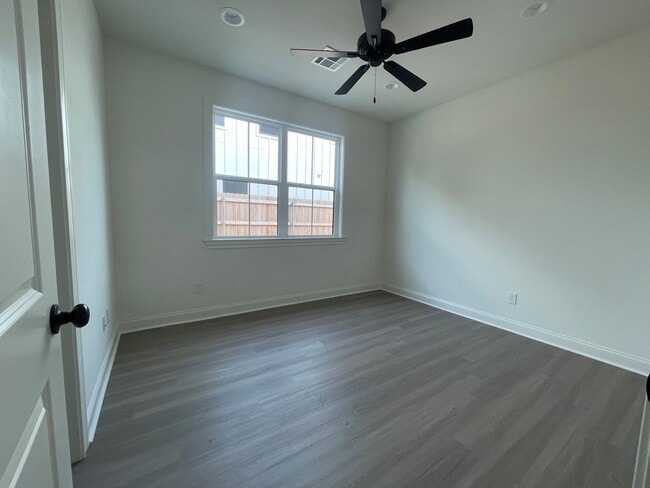 Building Photo - Luxurious NEW CONSTRUCTION 4/4.5 Home Near Baylor Campus!