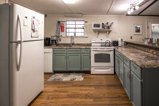 Building Photo - 1631 W Pine Lake Dr