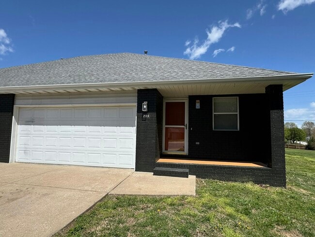 Primary Photo - 701 McLean Ct