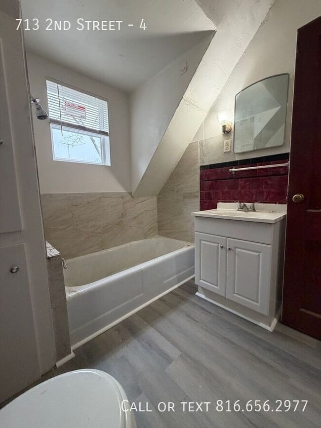 Building Photo - 713 2nd St