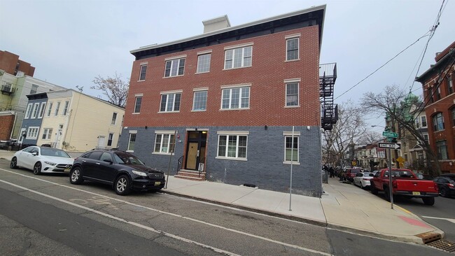 Building Photo - 100 Griffith St