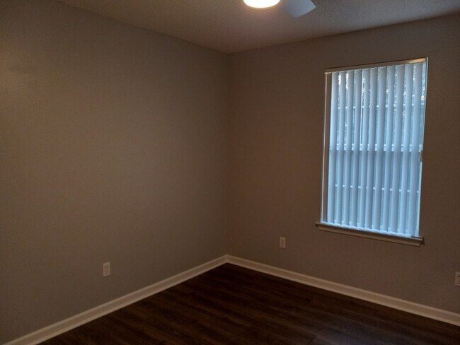 Building Photo - Large 3/2 Family Home that is Conveniently located off Blue Angel PKWY