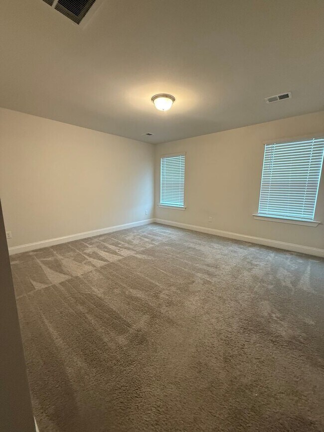 Building Photo - FIRST MONTH RENT IS ON US!! Three Bedroom ...