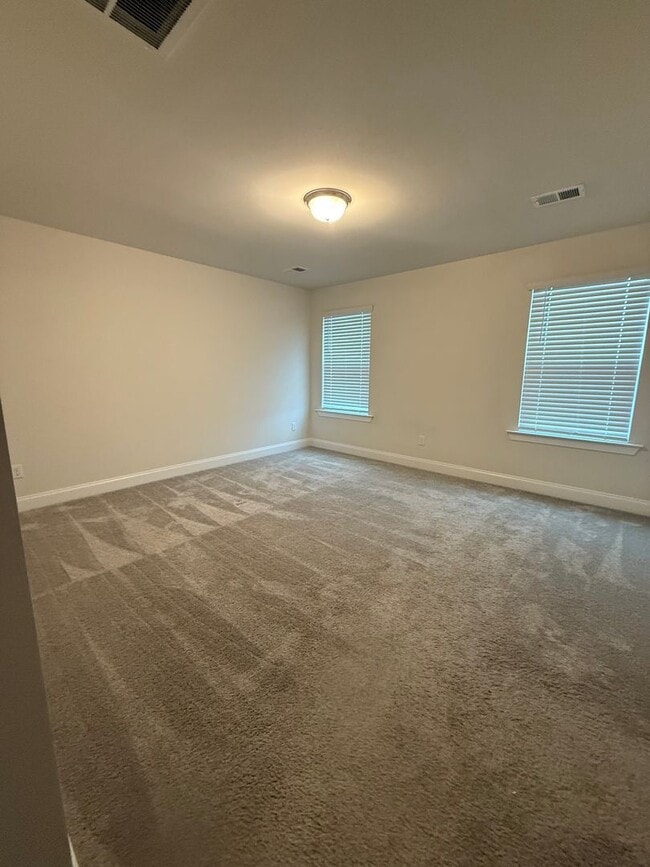 Building Photo - HALF OFF FIRST MONTH RENT!! Three Bedroom ...