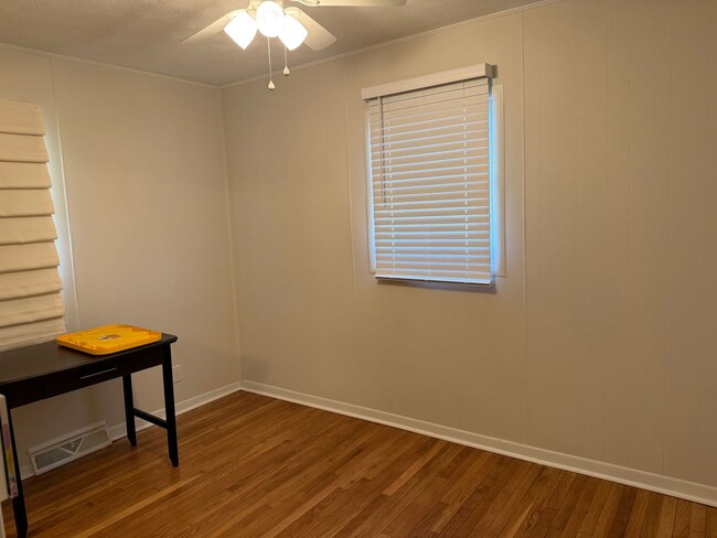 Building Photo - 3 bedroom 1 bath ranch style home