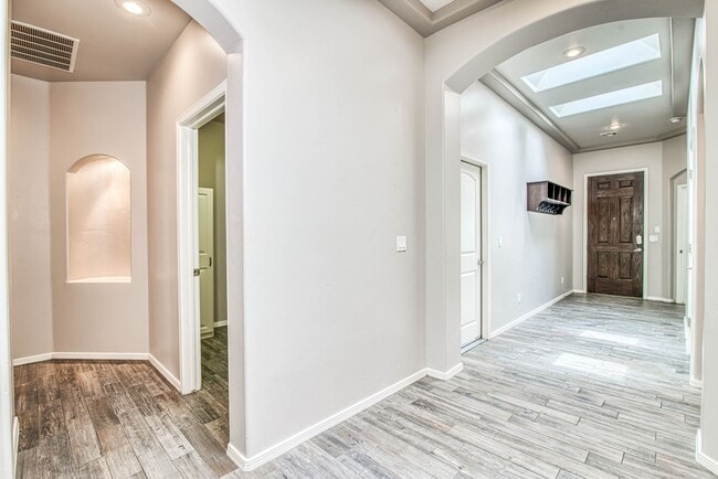 Building Photo - Beautiful Westside home with 3 bed-2 baths...