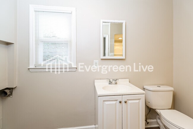 Building Photo - 1639 Vancouver Dr