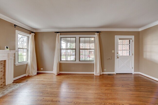 Building Photo - 3 Bed | 1 Bath in Midtown!