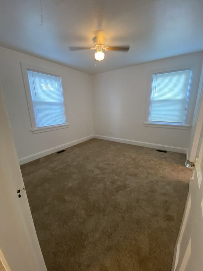 Building Photo - 2 Bedroom 1 Bath