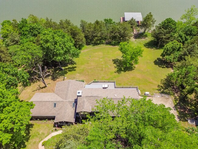 Building Photo - 13014 Schoolhouse Dr