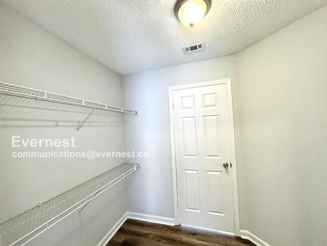 Building Photo - 5240 Shady Ridge Dr