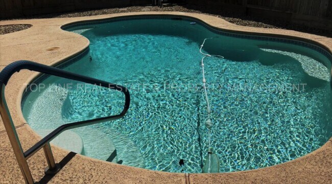 Building Photo - Fully Furnished Home with Pool – Prime Location in Visalia, CA