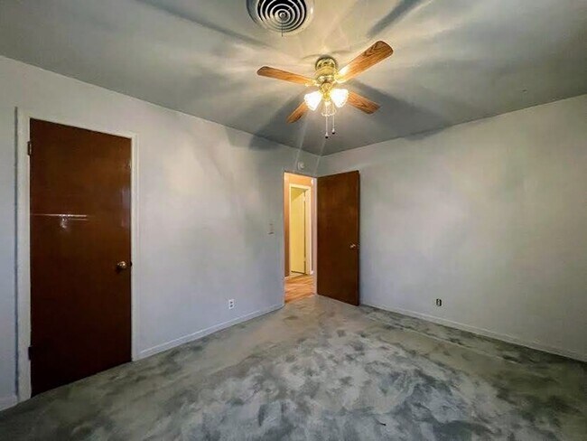 Building Photo - Move-In Ready 3-Bedroom Lamesa Home – Comfortable Classic Charm!