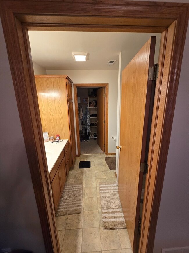 Building Photo - For Rent: 2 Bed / 2 Bath with 2-Car Garage...
