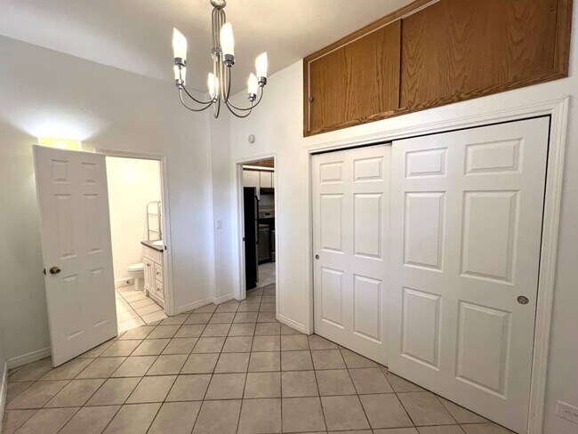 Building Photo - August 2026 Pre-Lease! One Bedroom on the Hill