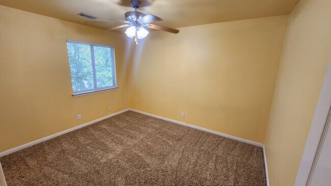Building Photo - Located In the heart of Stone Oak