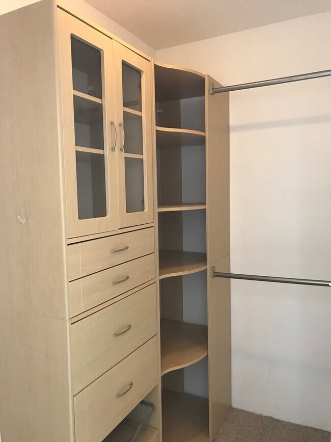 Building Photo - Studio w/Amazing Views, Walk-in Closet, Pa...
