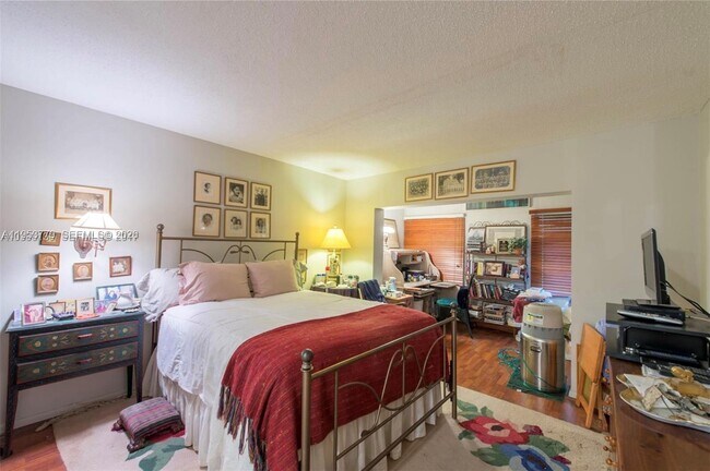 Building Photo - 2200 Park Ln