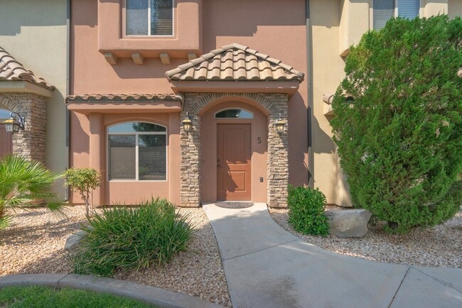 Building Photo - Upgraded 3 Bedroom Townhome in Desirable Southgate Community