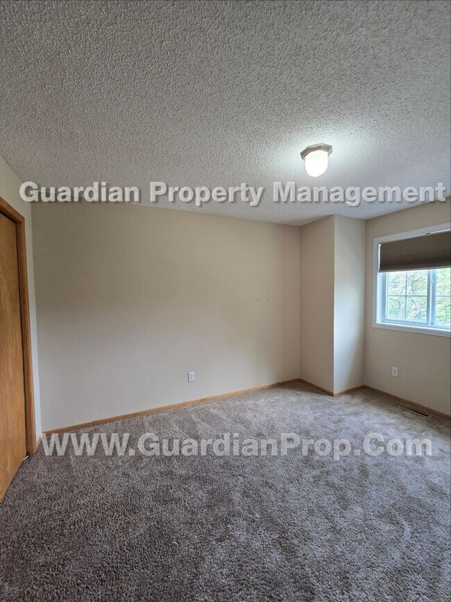 Building Photo - Plymouth Town Home, loft and private patio, master walk-in closet, Available Now!