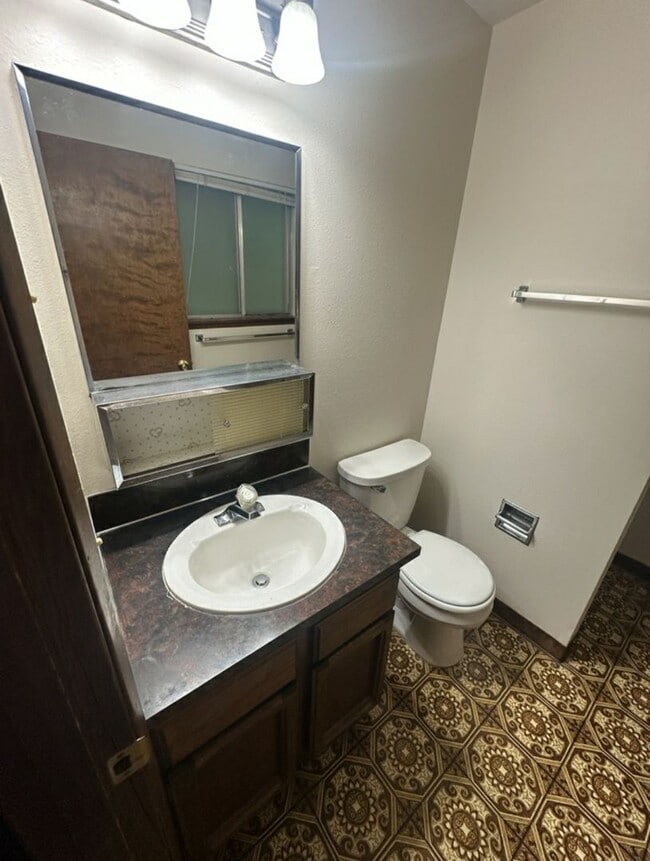 Building Photo - 3 Bed, 2 Bath Ranch in Hazel Dell!