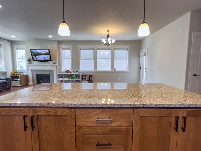 Building Photo - Exceptional 4 Bed + 2.5 Bath House ~  Beth...