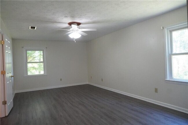 Building Photo - 2421 Fieldstone Dr SE