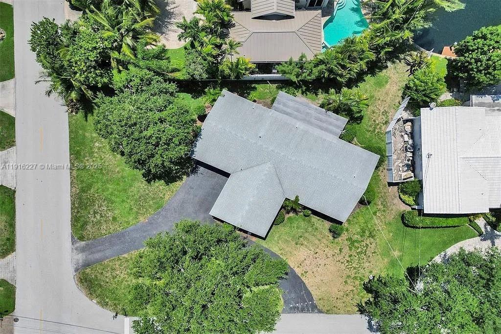 Building Photo - 2761 NE 12th St