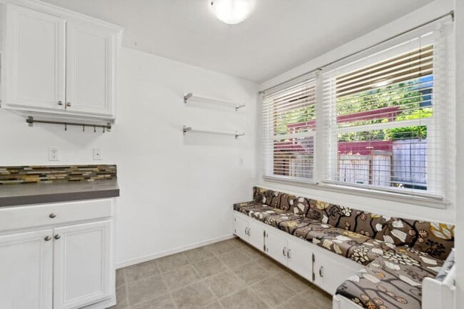 Building Photo - 3 bedroom in Seattle WA 98108