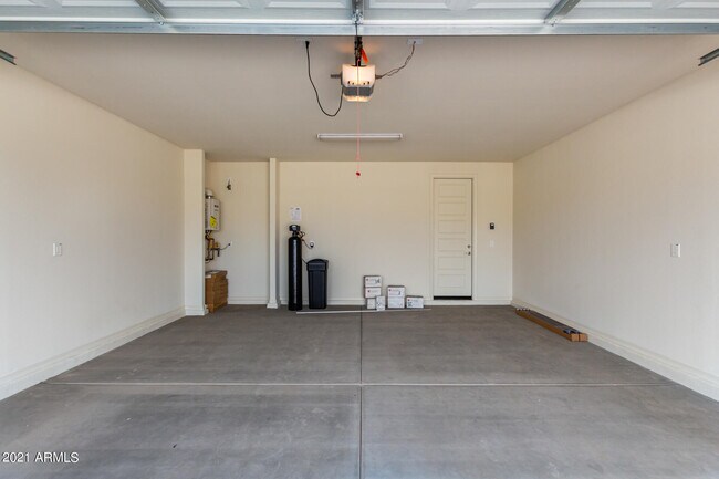 Building Photo - 8757 W Rancho Dr