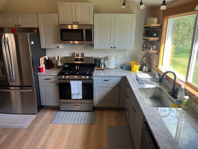 Primary Photo - Farmhouse on 20 acres- Fully Furnished Ava...