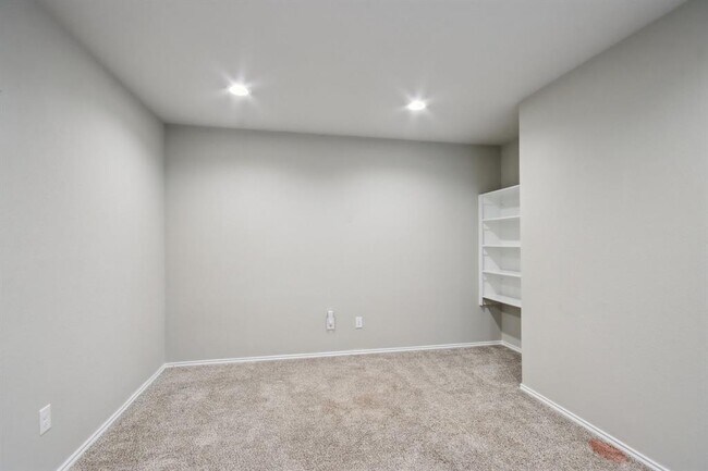 Building Photo - 8414 Aster Gln Wy