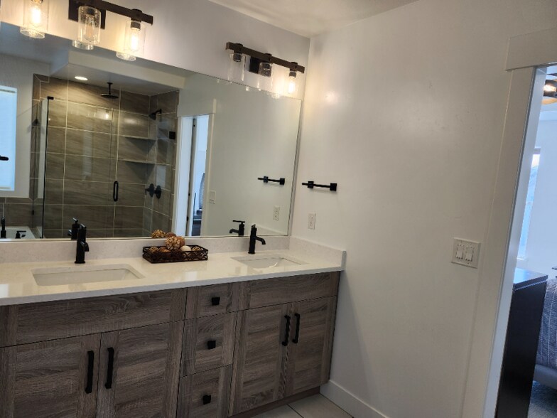 Building Photo - 99 N Lasalle Dr