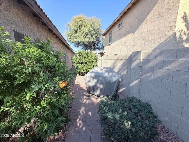 Building Photo - 16549 W Rowel Rd