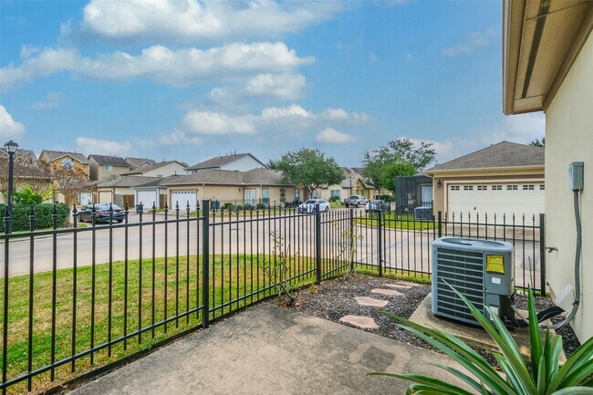 Building Photo - 3521 Clearview Cir