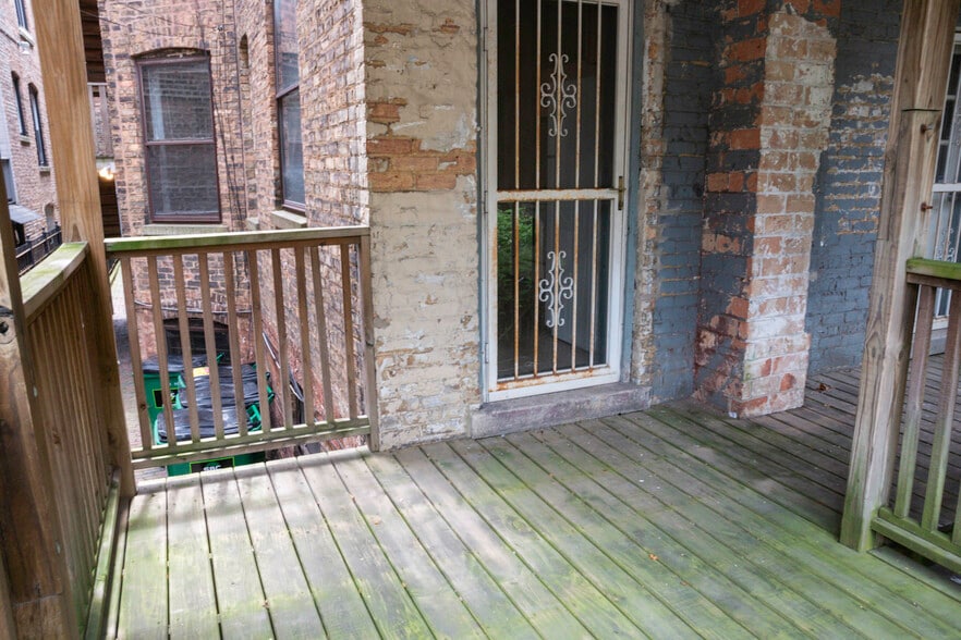 Building Photo - 652 W Buckingham Pl